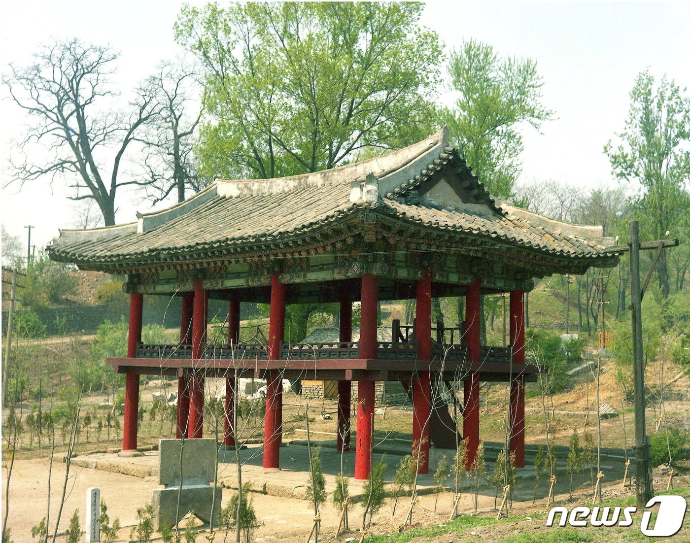 본문 이미지 - 1832년(순조 32)에 현재의 위치로 옮겨 다시 지은 함흥향교의 부속건물인 제월루 전경. (미디어한국학 제공) 2021.02.27.ⓒ 뉴스1