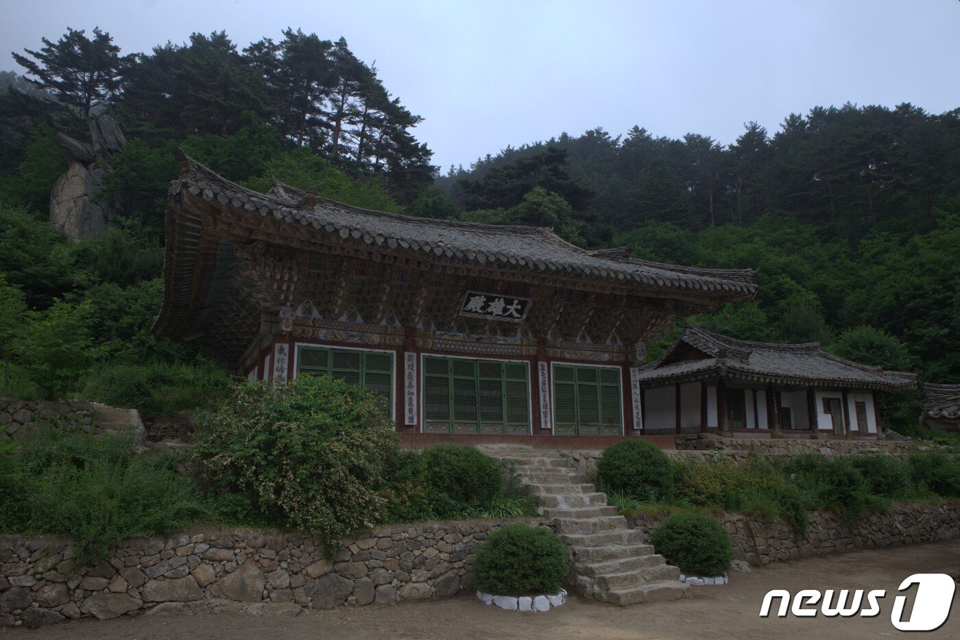 본문 이미지 - 함경남도 영광군 백운산성 안에 남아 있는 용흥사(龍興寺) 전경. (미디어한국학 제공) 2021.02.27.ⓒ 뉴스1