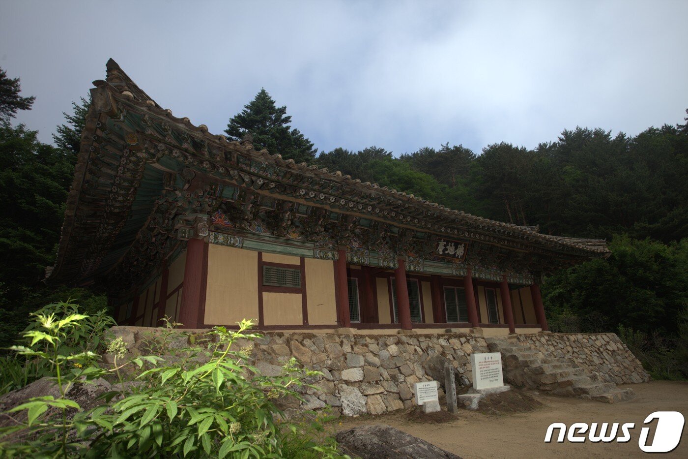 본문 이미지 - 함경남도 영광군 백운산성 안에 남아 있는 불지암(佛地庵) 전경. 고려 말기 용흥사의 부속암자로 지어졌다. (미디어한국학 제공) 2021.02.27.ⓒ 뉴스1