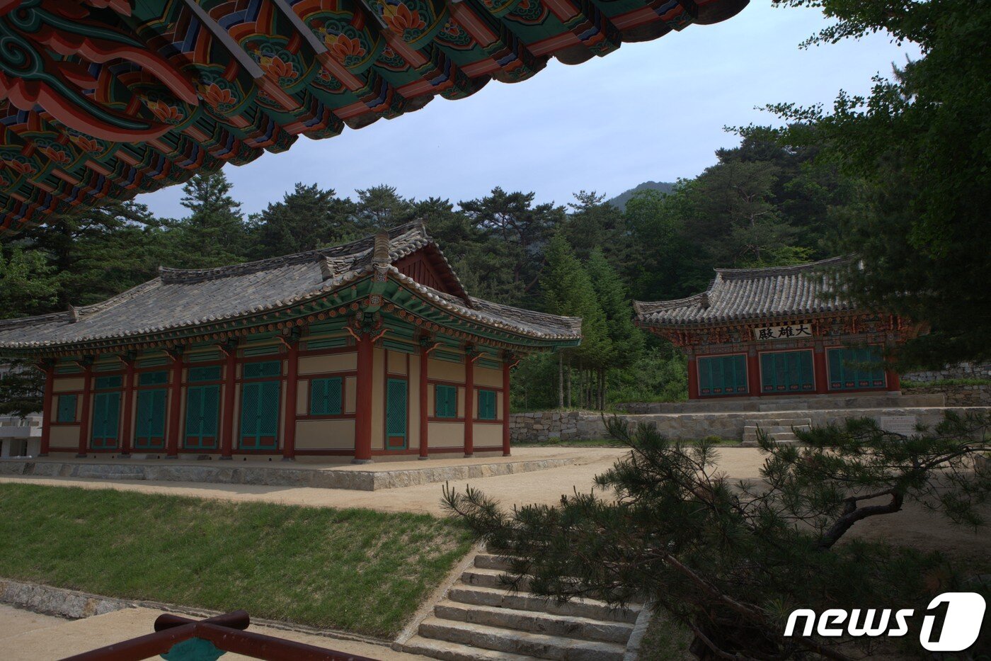 본문 이미지 - 함경남도 북청군 대덕산에 있는 광제사(廣濟寺) 전경. 1467년(세조 13) 창건되고, 1735년(영조 11)에 중창된 사찰이다. 현재 대웅전을 중심으로 보광루, 무량수각, 산신각, 요사채 등이 남아 있다. (미디어한국학 제공) 2021.02.27.ⓒ 뉴스1