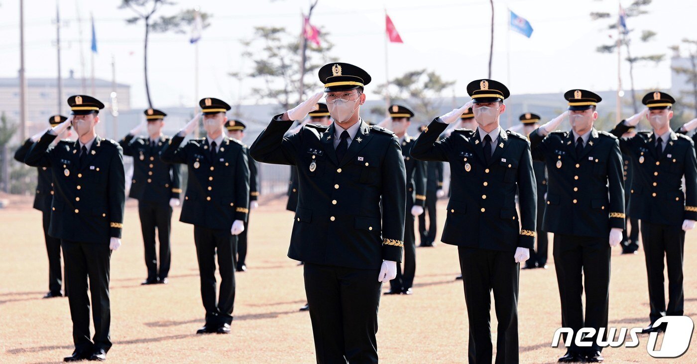 본문 이미지 - 지난 2월26일 충북 괴산 소재 육군학생군사학교에서 열린 2021년 학군장교 임관식에 참석한 신임 장교들이 임석상관에게 경례하고 있다. (육군 제공) 2021.2.26/뉴스1