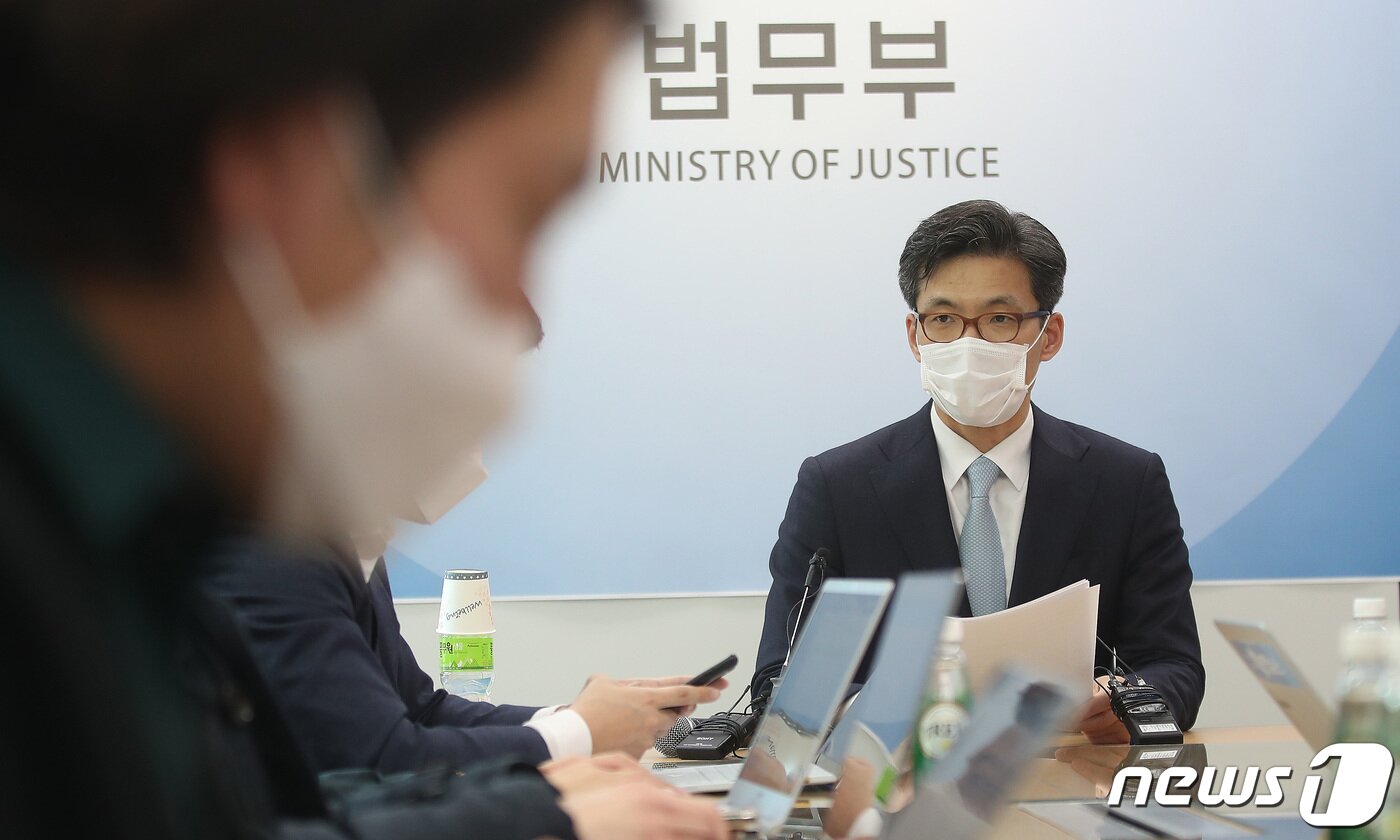본문 이미지 - 박철우 법무부 대변인이 지난 2021년 2월26일 오후 서울 서초구 서울고등검찰청 의정관에서 '친일파 이해승·임선준 토지 국가귀속 착수' 관련 브리핑을 하고 있다. 2021.2.26/뉴스1 ⓒ News1 임세영 기자