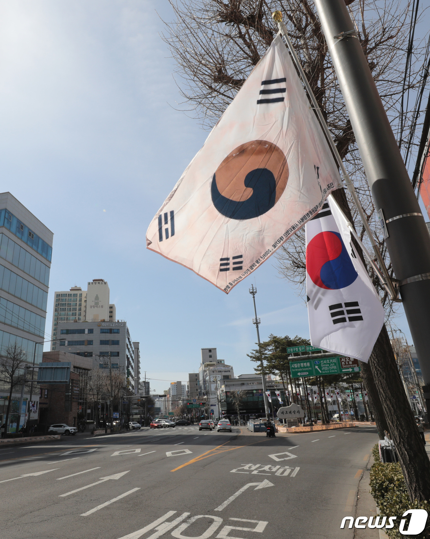 (서울=뉴스1) 이성철 기자 = 3.1절을 이틀 앞둔 27일 오후 서울 은평구 일대 거리에서 진관사 태극기와 태극기가 바람에 펄럭이고 있다. '진관사 태극기'는 백초월 스님이 독립 …