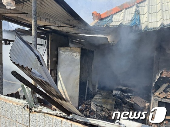 여수 군장 마을 단독 주택 화재 … 자고 있던 80 대 남성 피난