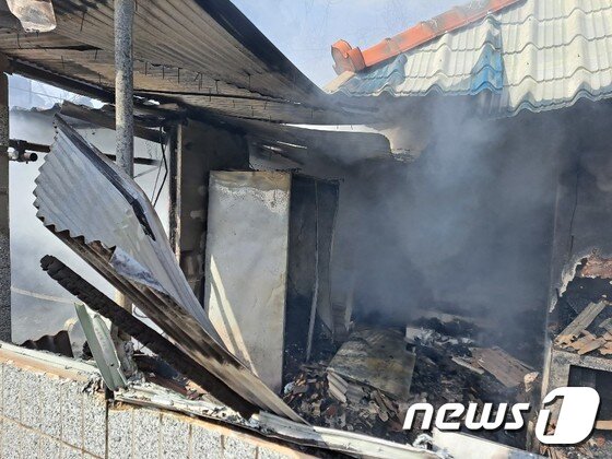 여수 군장마을서 단독주택 화재…취침 중이던 80대 남성 대피 - 뉴스1