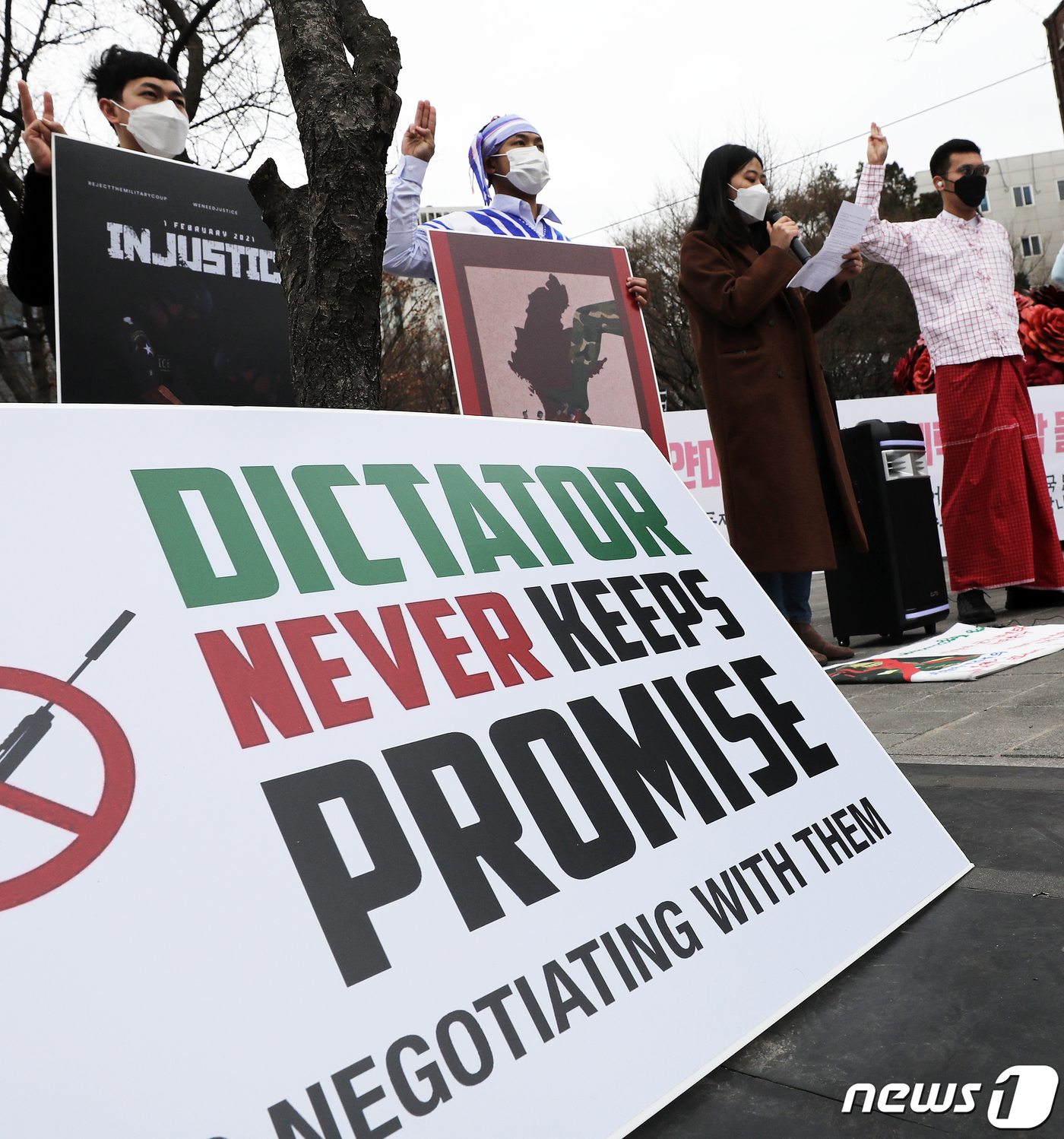 (서울=뉴스1) 오대일 기자 = 재한미얀마인들이 28일 오전 서울 중구 정동 주한러시아대사관 인근 분수대 앞에서 열린 군부 쿠데타 반대 집회에서 미얀마 전통의상을 입고 저항운동의 …