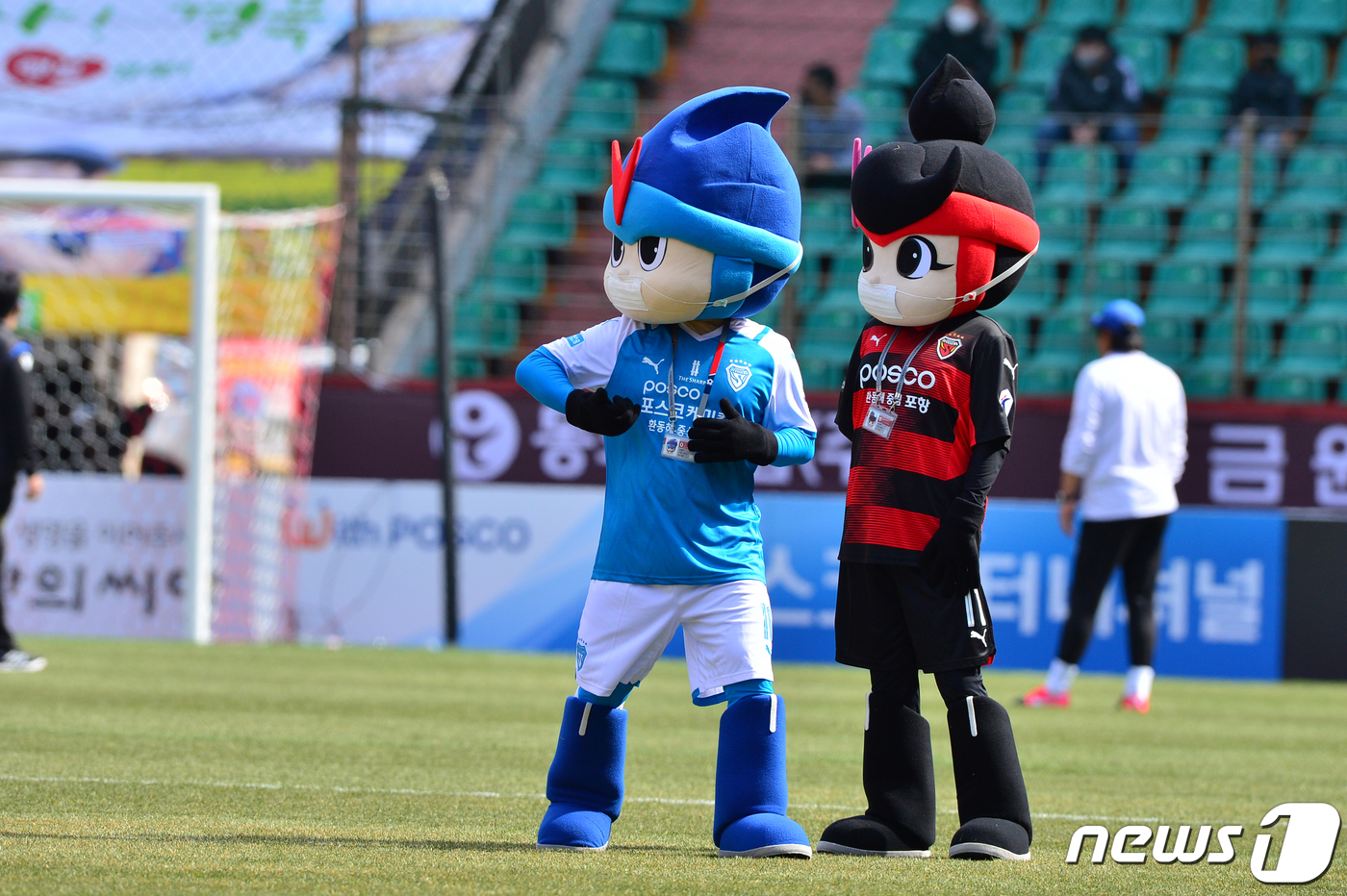 (포항=뉴스1) 최창호 기자 = 28일 경북 포항시 스틸야드에서 열린 프로축구 '하나원큐 K리그1 2021' 홈 개막전 포항 스틸러스와 인천 Utd경기에 앞서 포항 마스코트인 쇠돌 …