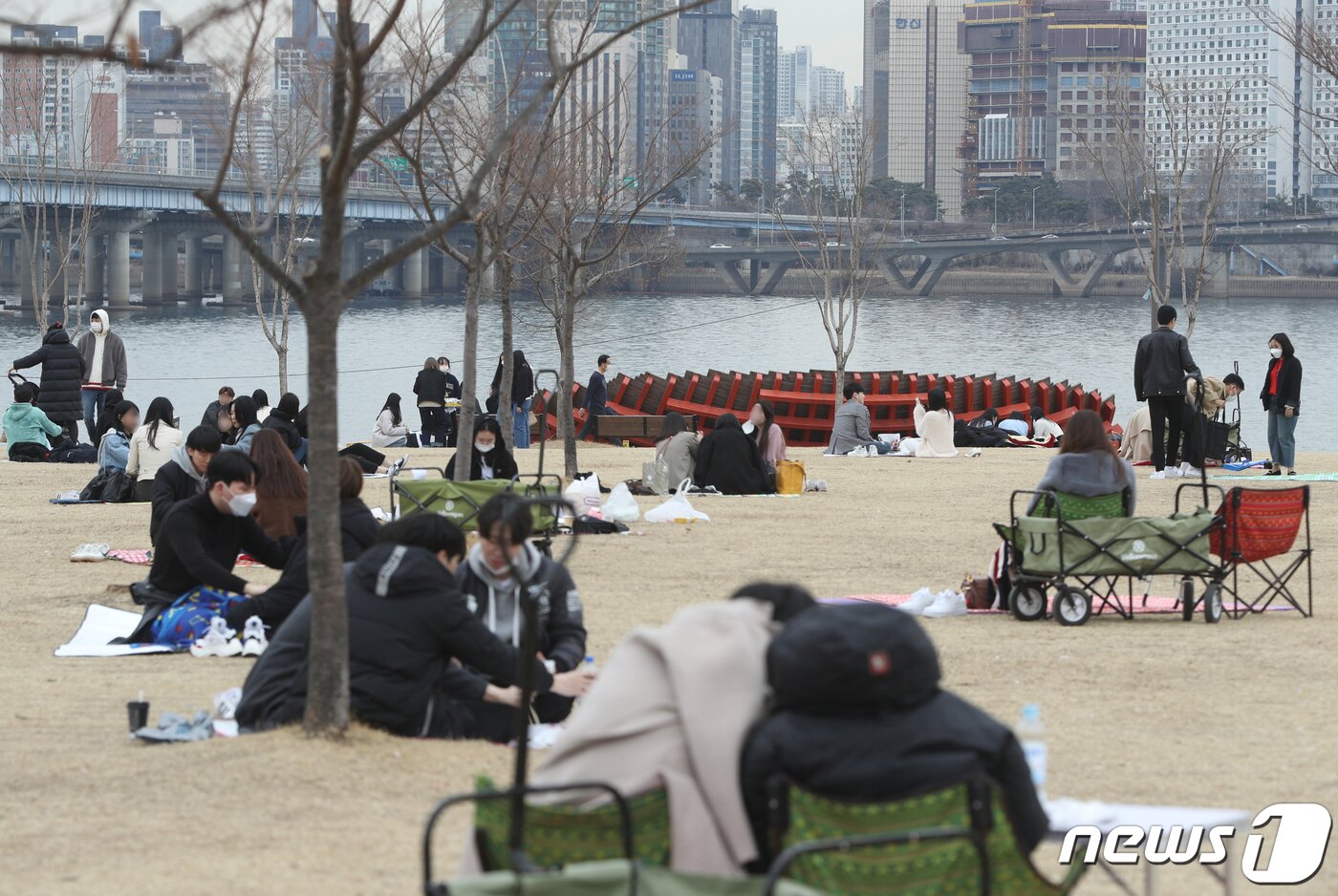 본문 이미지 - 지난달 28일 오후 서울 여의도 한강공원을 찾은 시민들이 휴식을 취하고 있다. 2021.2.28/뉴스1 ⓒ News1 신웅수 기자