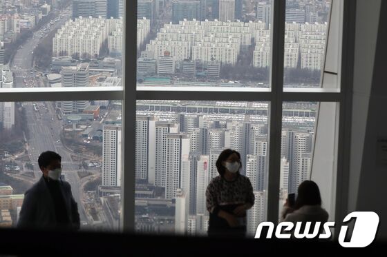 서울 송파구 롯데월드타워 서울스카이에서 바라본 서울 아파트 단지. © News1 황기선 기자