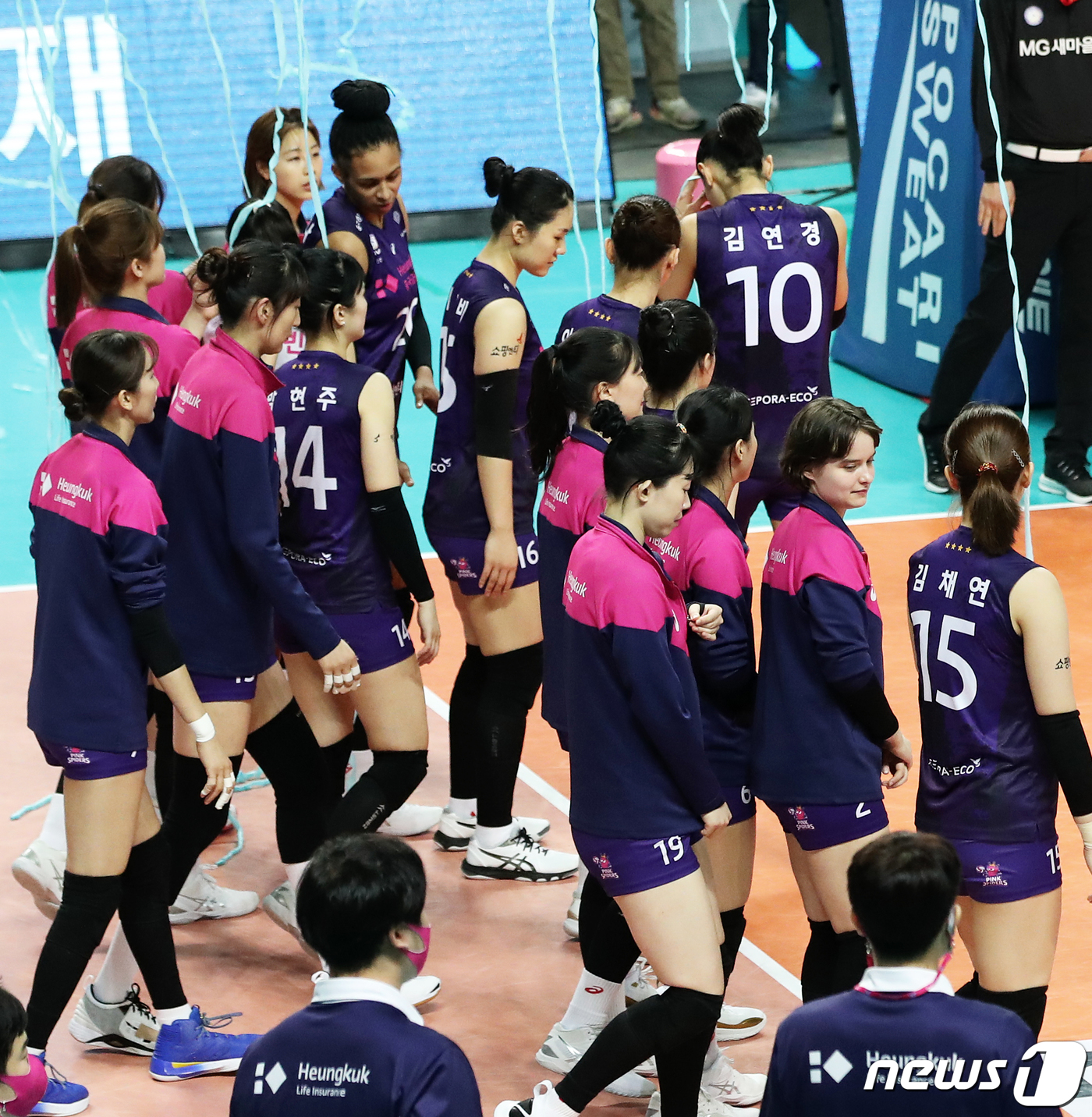 (서울=뉴스1) 오대일 기자 = 28일 서울 중구 장충체육관에서 열린 프로배구 '2020-21시즌 도드람 V리그' 여자부 6라운드 GS칼텍스와 흥국생명의 경기에서 세트스코어 1-3 …