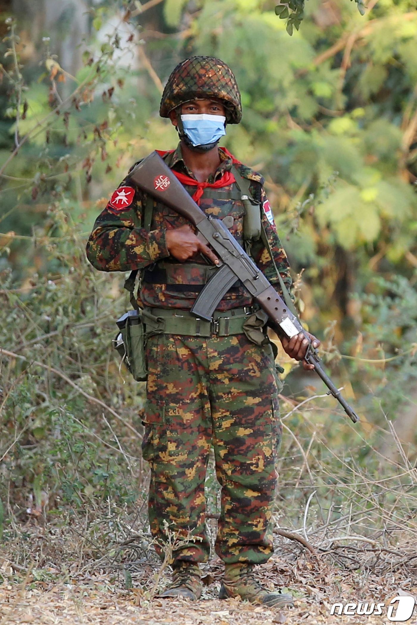 (네피도 AFP=뉴스1) 우동명 기자 = 2일(현지시간) 쿠데타가 발생한 미얀마 네피도의 의회 게스트 하우스에서 무장 군인이 경비를 하고 있다.ⓒ AFP=뉴스1
