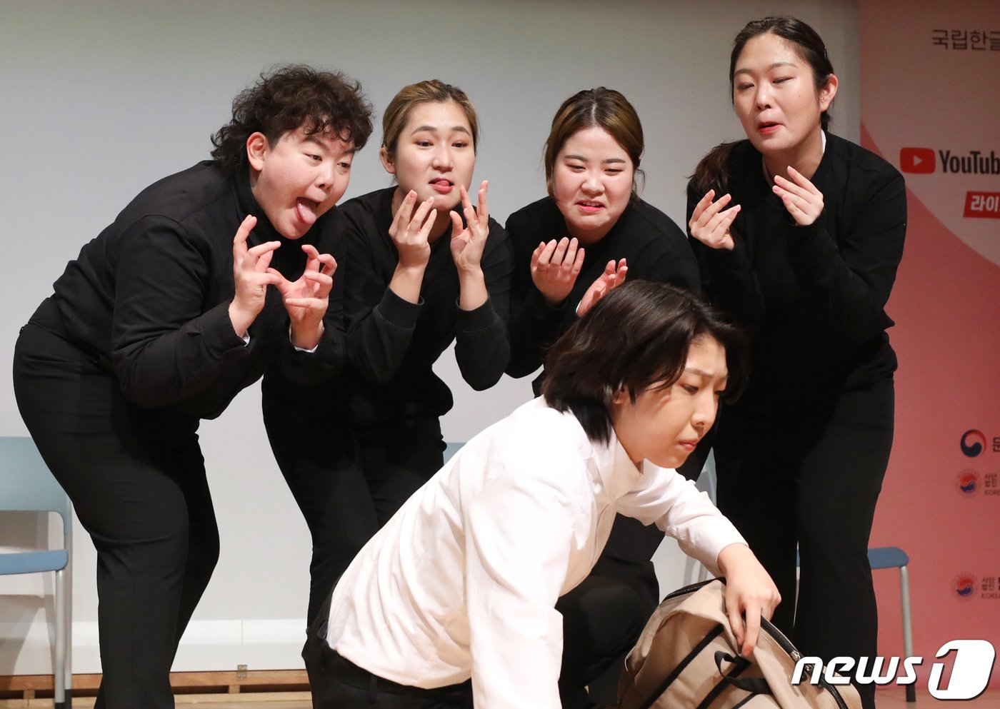 본문 이미지 - 3일 오후 서울 용산구 국립한글박물관에서 열린 '제1회 한국수어의 날' 기념식에서 핸드스피크 팀이 수어로 축하공연을 하고 있다. '한국수어의 날'은 한국수어가 국어와 동등한 자격을 가진 농인의 공용어로 인정받게 된 날인 한국수화언어법 제정일(2016년 2월 3일)을 기념해 한국수어 사용 권리를 신장하고 한국수어에 대한 국민의 인식을 고취하기 위해 제정된 법정 기념일이다. 2021.2.3/뉴스1 ⓒ News1 송원영 기자