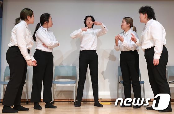 지난해 2월 '제1회 한국수어의 날' 기념식에서 핸드스피크 팀이 수어로 축하공연을 하고 있다. /뉴스1 © News1 송원영 기자