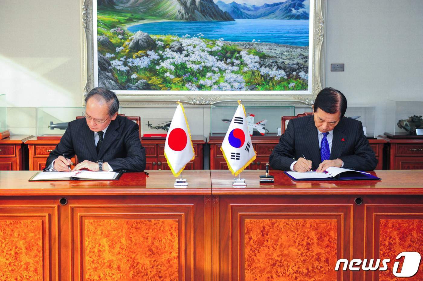 본문 이미지 - 지난 2016년 11월23일 한민구 당시 국방부 장관(오른쪽)과 나가미네 야스마사 당시 주한일본대사가 국방부 청사에서 한일 군사정보보호협정(GSOMIA)에 서명하고 있다. ⓒ AFP=뉴스1