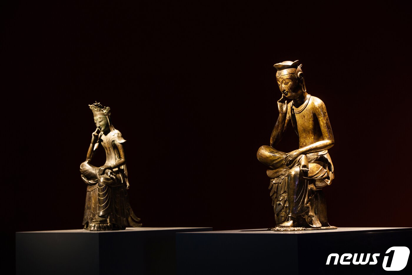 본문 이미지 - 민병찬 국립중앙박물관장이 3일 서울 용산구 국립중앙박물관에서 열린 2021년 신년 기자회견에서 "올해 국보 제78호와 제83호 반가사유상을 위한 전용 상설 전시공간을 마련하겠다＂고 밝혔다. 반가사유상을 국립중앙박물관의 대표 브랜드로 활용하겠다는 구상이다. (국립중앙박물관 제공) 2021.2.3/뉴스1