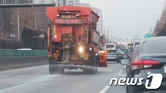 Up to 10cm snow bomb until dawn in the metropolitan area…  Seoul City puts 9000 people into snow removal