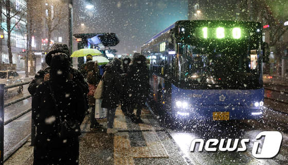 [오늘 날씨] 아침 반짝이는 추위 서울 ‘-7도’출근길 빙판 경보