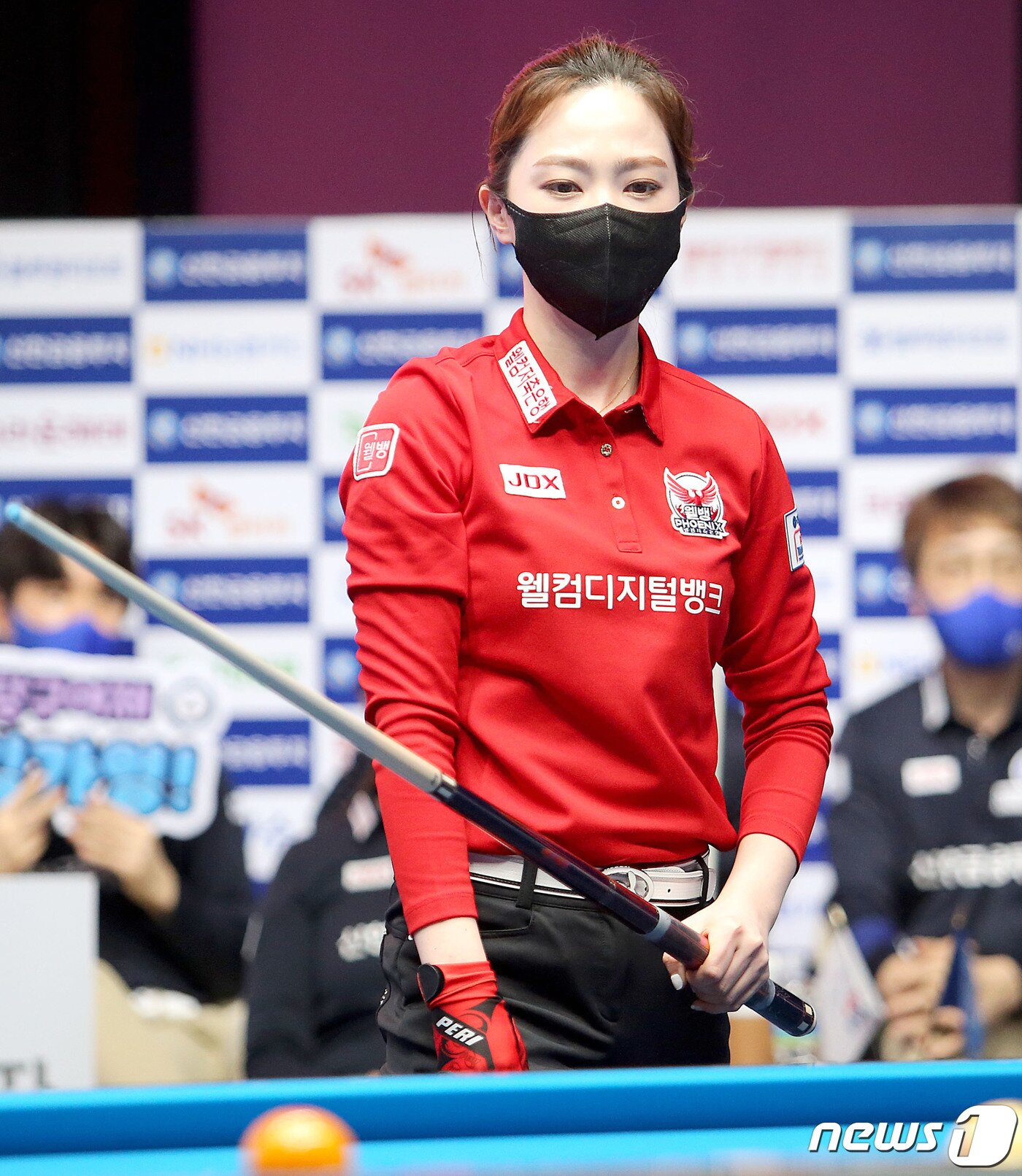 본문 이미지 - 3일 오후 경기도 고양시 빛마루방송센터에서 열린 '2020-2021 신한금융투자 PBA 팀리그' 6라운드 3일차 경기에서 웰컴저축은행 차유람이 공을 친 뒤 궤적을 주시하고 있다. (PBA 제공) 2021.2.3/뉴스1 ⓒ News1 김진환 기자