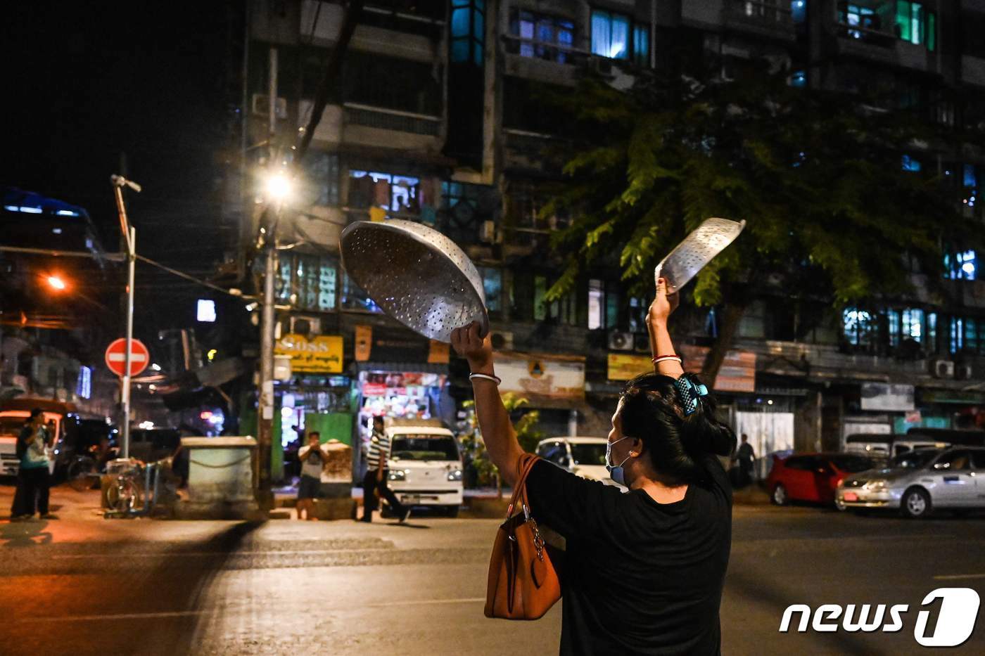 본문 이미지 - 미얀마 양곤에서 시민이 쿠데타에 항의하며 냄비를 치고 있다. ⓒ AFP=뉴스1 ⓒ News1 우동명 기자