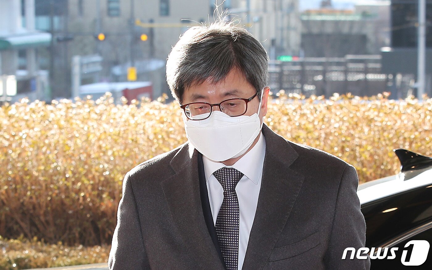 본문 이미지 - 김명수 대법원장이 4일 오전 서울 서초동 대법원으로 출근하고 있다. 사상 첫 법관 탄핵 표결을 앞둔 이날 당사자인 임성근 부장판사 측은 김 대법원장과의 대화 녹취록을 공개했다. 2021.2.4/뉴스1 ⓒ News1 박정호 기자