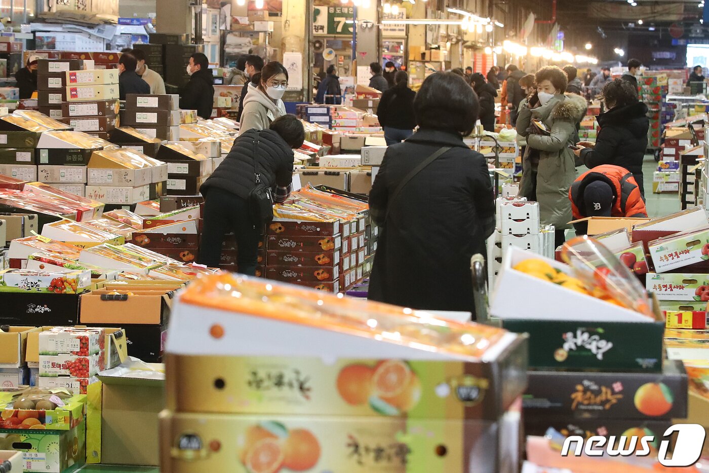 본문 이미지 - 설 연휴를 일주일 앞둔 4일 오전 대목을 맞은 대구농수산물도매시장에 선물용 과일이 수북이 쌓여 있다./뉴스1 ⓒ News1 공정식 기자