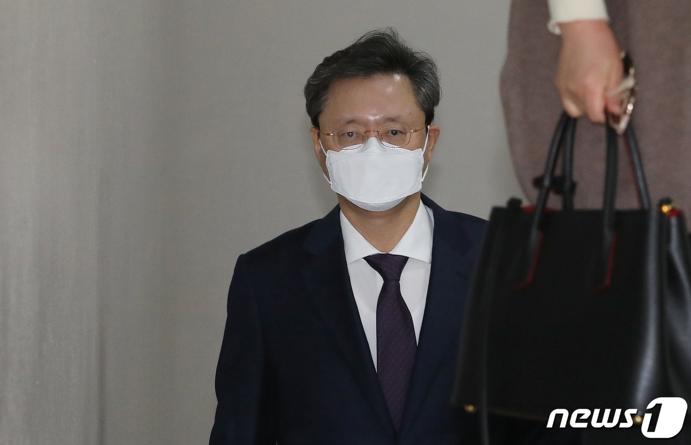 본문 이미지 - 우병우 전 청와대 민정수석이 4일 오후 서초동 서울고등법원에서 열린 국회에서의증언·감정등에관한법률위반 등 항소심 선고공판에 출석하고 있다. 2021.2.4/뉴스1 ⓒ News1 박정호 기자