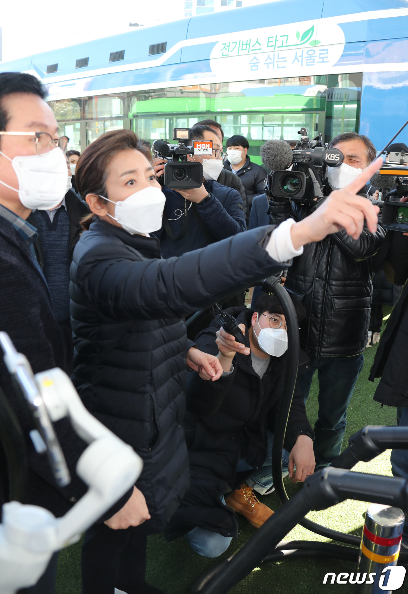 (서울=뉴스1) 국회사진취재단 = 서울시장 보궐선거에 출마한 나경원 전 국민의힘 의원이 4일 서울 성북구 정릉동의 한 시내버스 회사에서 버스운송 안전 및 현안을 점검하며 관계자들과 …