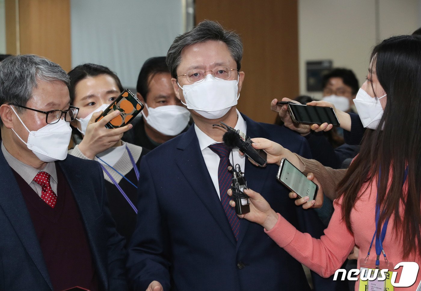 본문 이미지 - 우병우 전 청와대 민정수석이 4일 오후 서초동 서울고등법원에서 열린 국회에서의증언·감정등에관한법률위반 등 항소심 선고공판에서 징역 1년을 선고 받은 후 법정을 나와 취재진과 인터뷰를 하고 있다. 재판부는 우 전 수석이 1심에서 1년간 구금생활을 한 점을 감안해, 법정구속하지는 않았다. 2021.2.4/뉴스1 ⓒ News1 박정호 기자