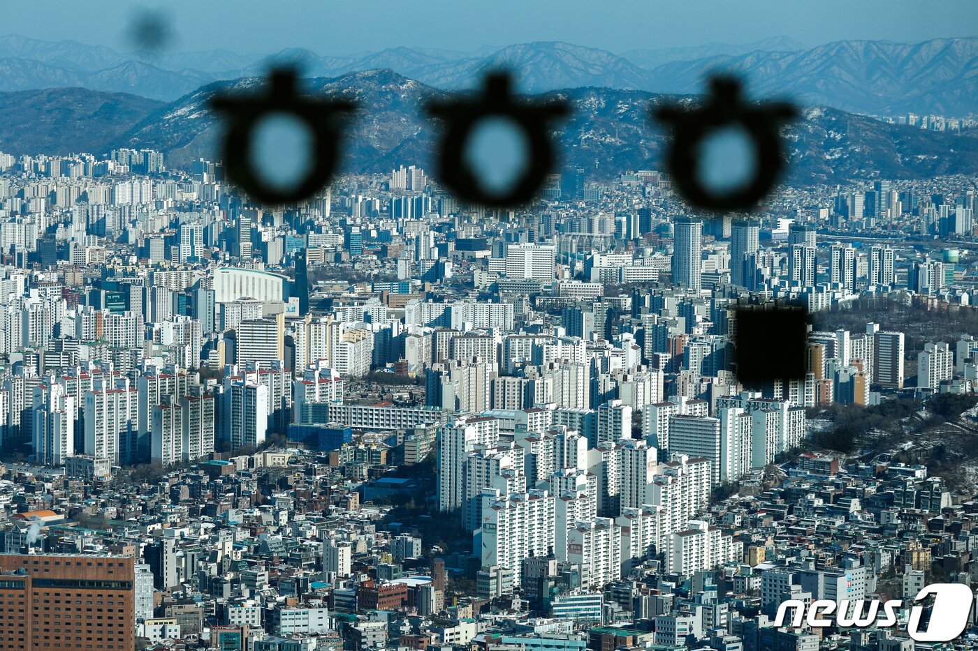 본문 이미지 - 지난 4일 서울 중구 남산서울타워에서 바라 본 도심 아파트 일대.  ⓒ News1 안은나 기자