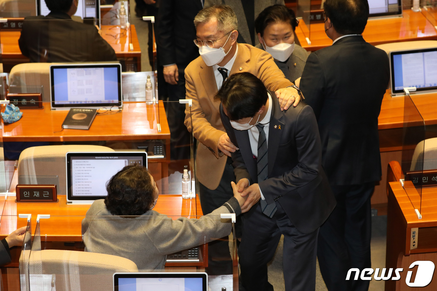 (서울=뉴스1) 성동훈 기자 = 더불어민주당 이탄희 의원이 4일 오후 국회에서 열린 제384회국회(임시회) 제4차 본회의에서 법관(임성근) 탄핵소추안의 투표를 마치고 동료의원과 인 …