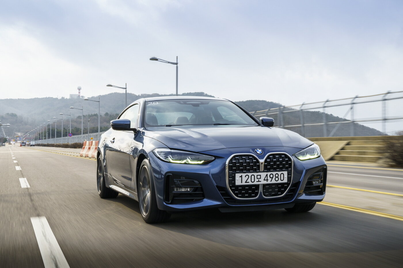 본문 이미지 - BMW 뉴 4시리즈 주행모습(BMW코리아 제공) ⓒ 뉴스1