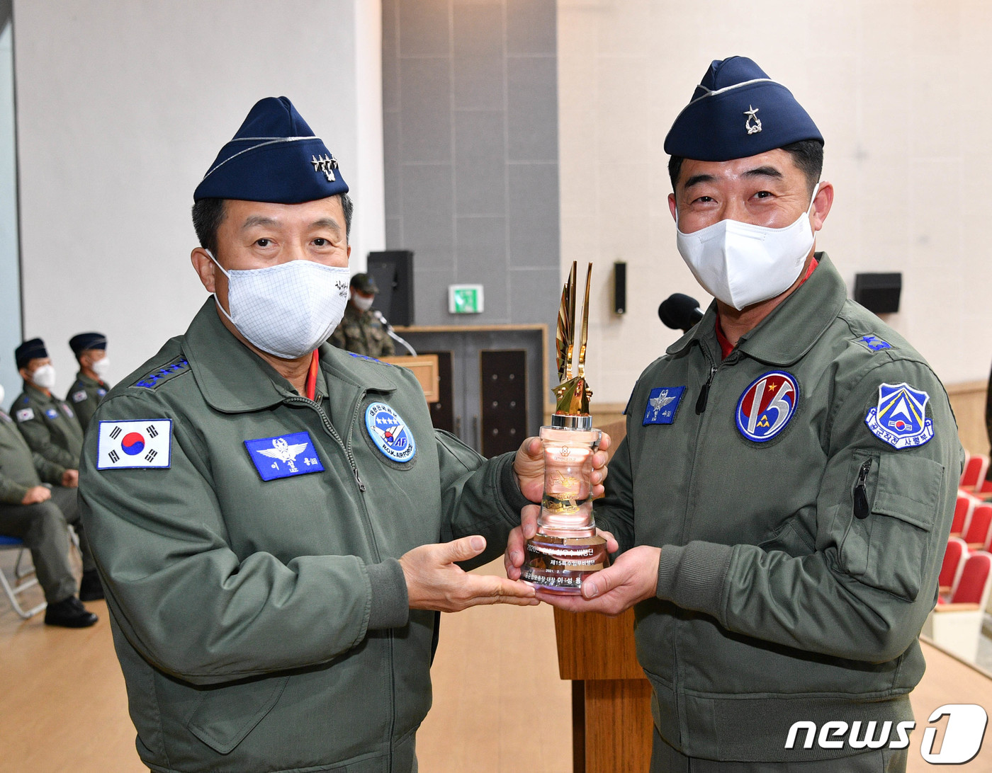 (서울=뉴스1) = 이성용 공군참모총장(왼쪽)이 4일 공군 제15특수임무비행단에서 거행된 ‘20’20년 공군 안전 우수부대 시상식’에서 비행안전 최우수 부대로 선정된 제15특수임무 …