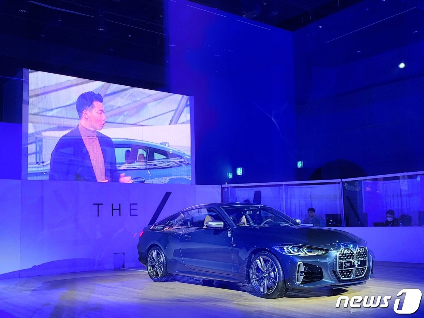 본문 이미지 - 지난 3일 인천 영종도 BMW드라이빙센터에서 열린 뉴 4시리즈 시승행사에서 임승모 디자이너가 디자인 프레젠테이션과 Q&A 세션을 진행하고 있다.ⓒ 뉴스1 김민석 기자