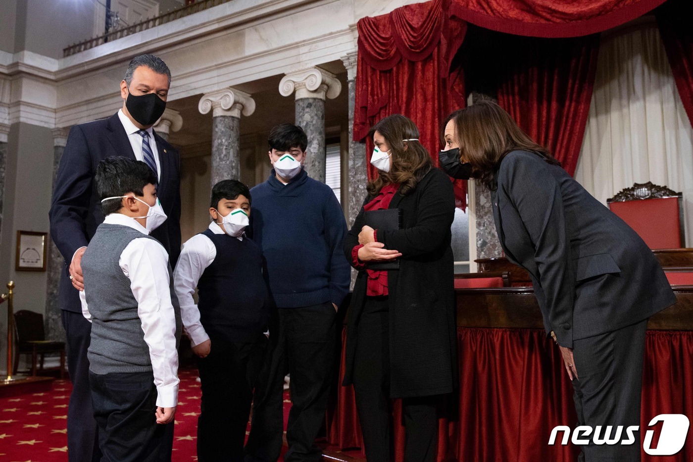 (워싱턴 AFP=뉴스1) 우동명 기자 = 카멀라 해리스 미국 부통령이 4일(현지시간) 워싱턴 의사당 상원에서 알렉스 파딜라 의원의 선서식에 참석을 하고 있다.ⓒ AFP=뉴스1