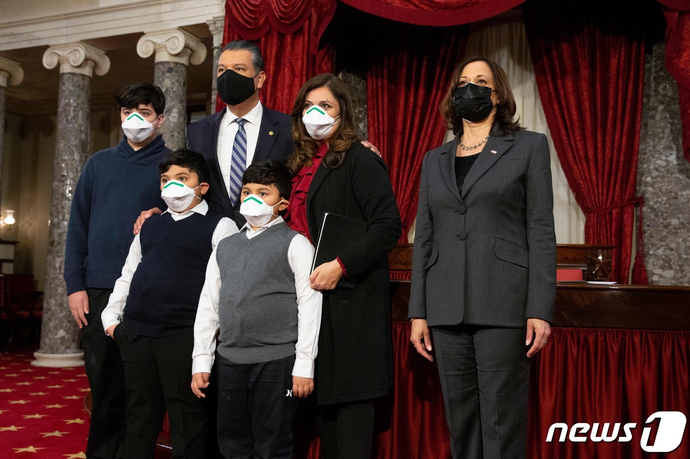 (워싱턴 AFP=뉴스1) 우동명 기자 = 카멀라 해리스 미국 부통령이 4일(현지시간) 워싱턴 의사당 상원에서 알렉스 파딜라 의원의 선서식서 가족들과 사진을 찍고 있다.ⓒ AFP=뉴 …