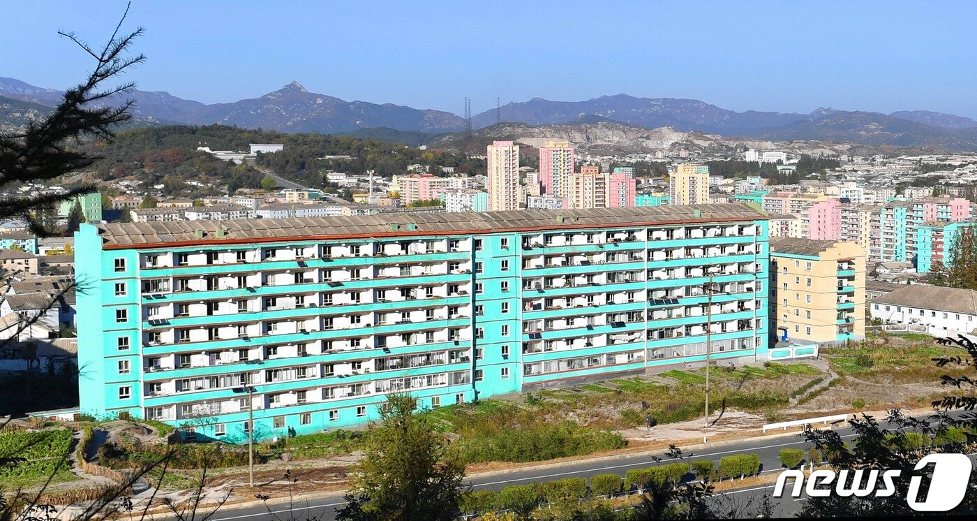 본문 이미지 - 개성 시내 남쪽 용수산에서 본 자남산 전경. 자남산 남쪽 입구 초록색 한옥지붕 건물이 통일관이고, 거기서 동쪽으로 500미터쯤 가면 숭양서원, 표충사, 선죽교가 나온다. (미디어한국학 제공) 2021.02.06.ⓒ 뉴스1