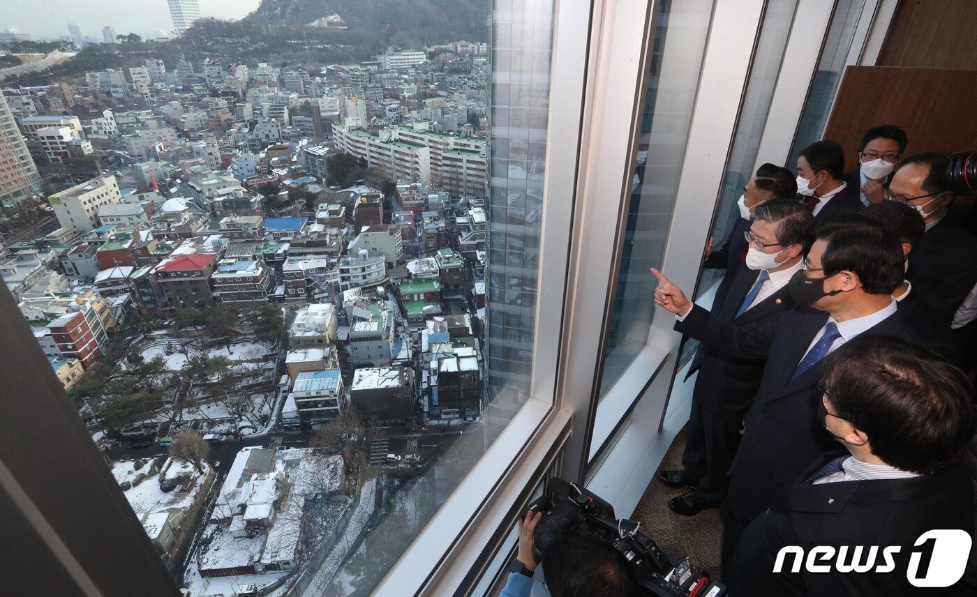 본문 이미지 - 210205 국토부 쪽방촌 정비방안 계획 발표 5일 KDB생명타워에서 국토부 주관 쪽방촌 정비방안 계획발표가 열린 가운데 변창흠 국토부 장관이 김학진 서울시 행정2부시장, 성장현 용산구청장, 김세용 주택도시공사 사장등 기관 관계자들과 부지를 바라보며 대화를 나누고 있다. 2021.02.05. ⓒ News1 사진공동취재단