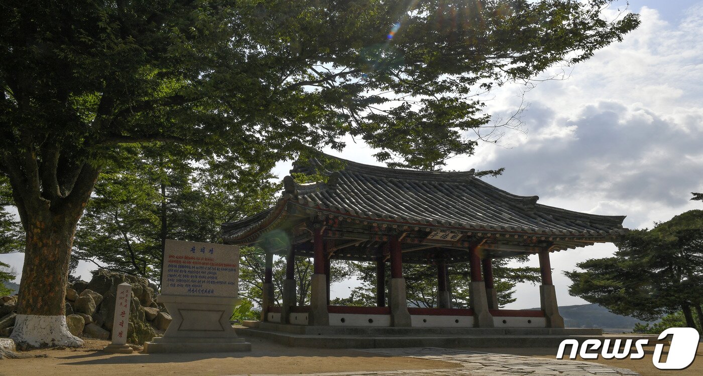 본문 이미지 - 개성 자남산 관덕정의 모습. (미디어한국학 제공) 2021.02.06.ⓒ 뉴스1