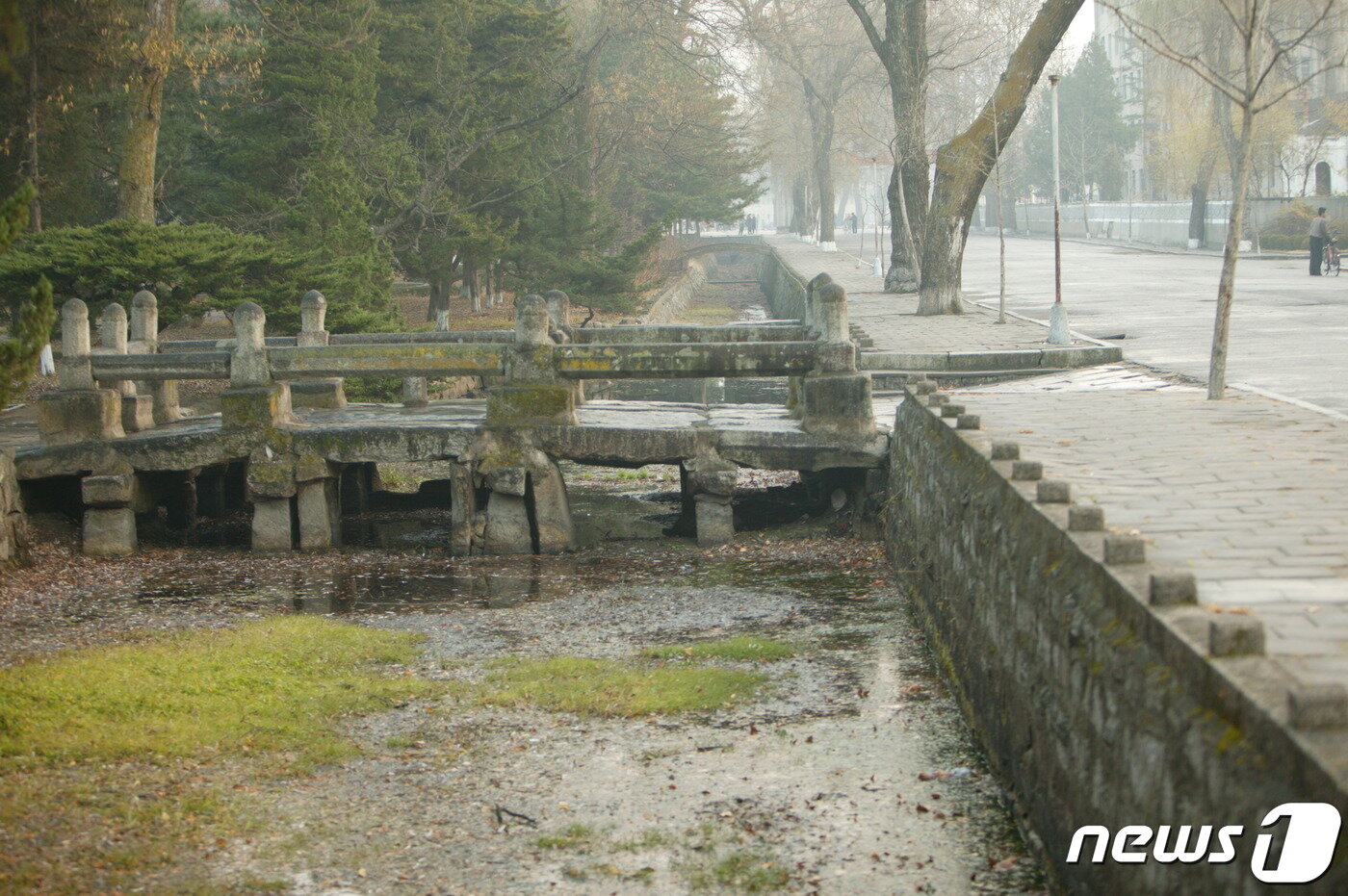 본문 이미지 - 정몽주가 피살당한 개성 선죽교 측면. (미디어한국학 제공) 2021.02.06.ⓒ 뉴스1