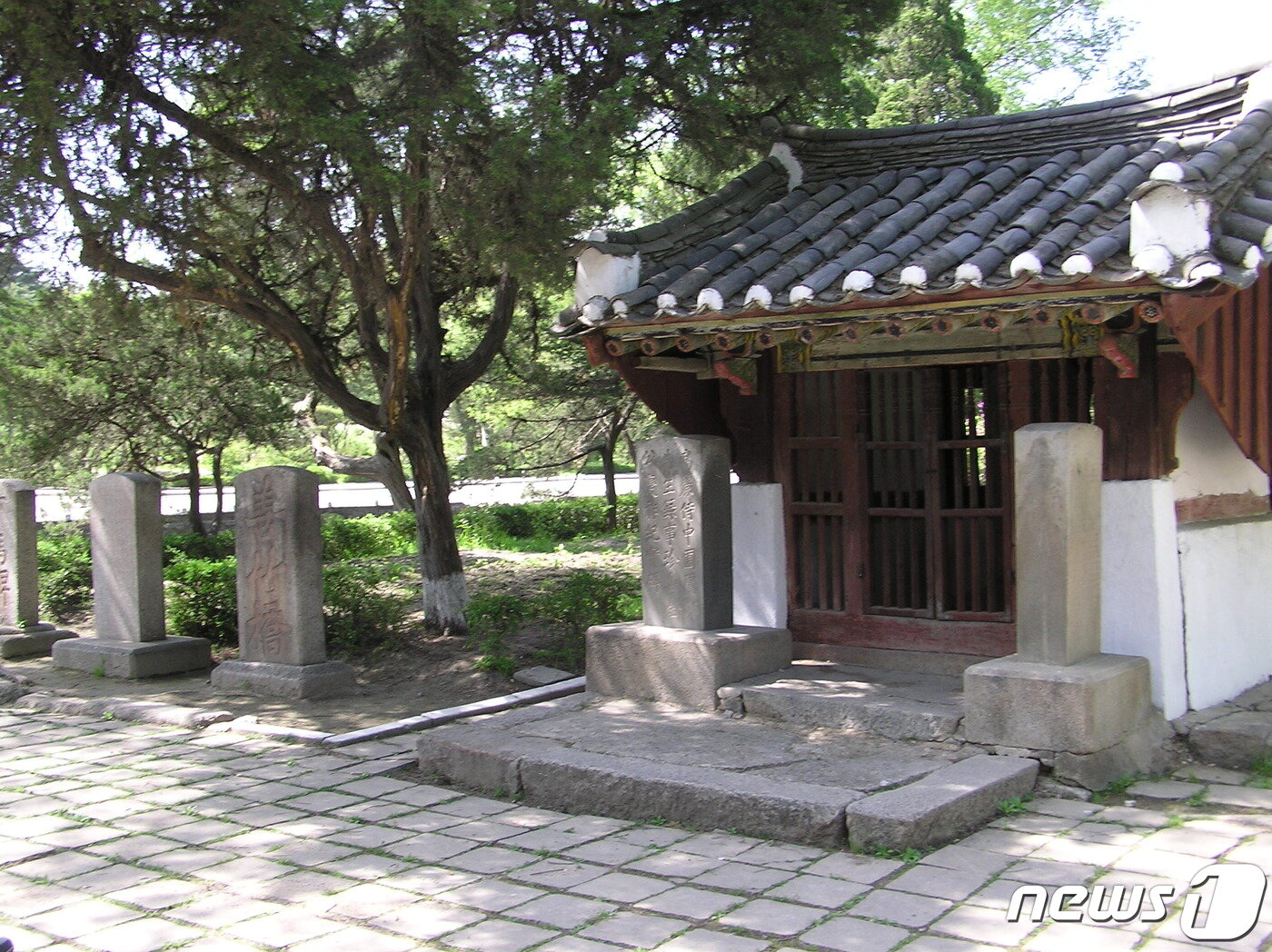 본문 이미지 - 선죽교의 동쪽 옆에 서 있는 비각과 비. 비각 안에는 1641년(인조 19)에 목서흠이 세운 읍비(泣碑)가 있다. 비각 앞에는 정몽주와 함께 죽은 녹사 김경조(金慶祚)의 사적(事蹟)을 담은 2개의 비가 서 있다. (미디어한국학 제공) 2021.02.06.ⓒ 뉴스1
