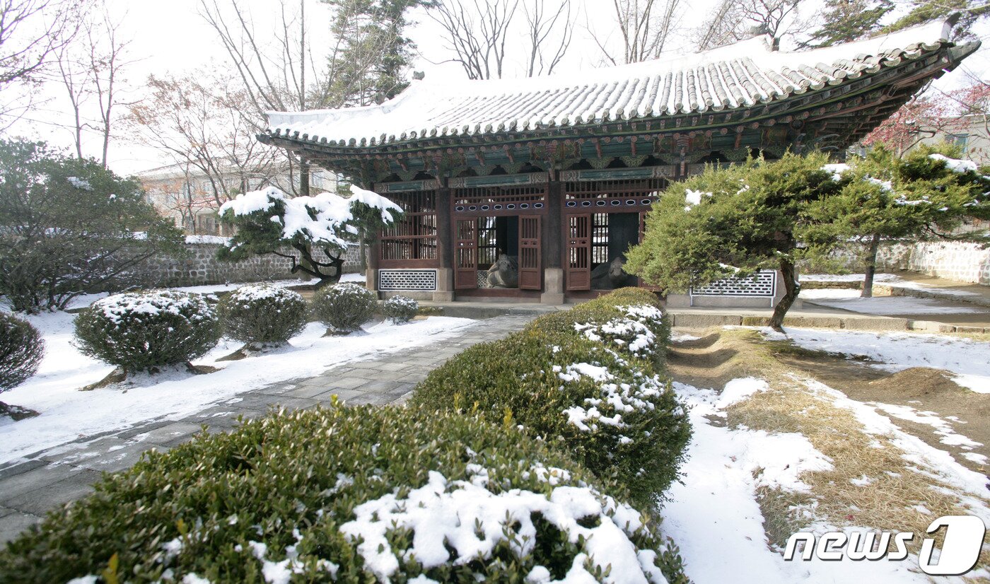 본문 이미지 - 표충각과 표충비. 표충각은 담장으로 둘러져 있으며, 동쪽 담장 중심에 삼문(三門) 형식의 문이 있다. (미디어한국학 제공) 2021.02.06.ⓒ 뉴스1