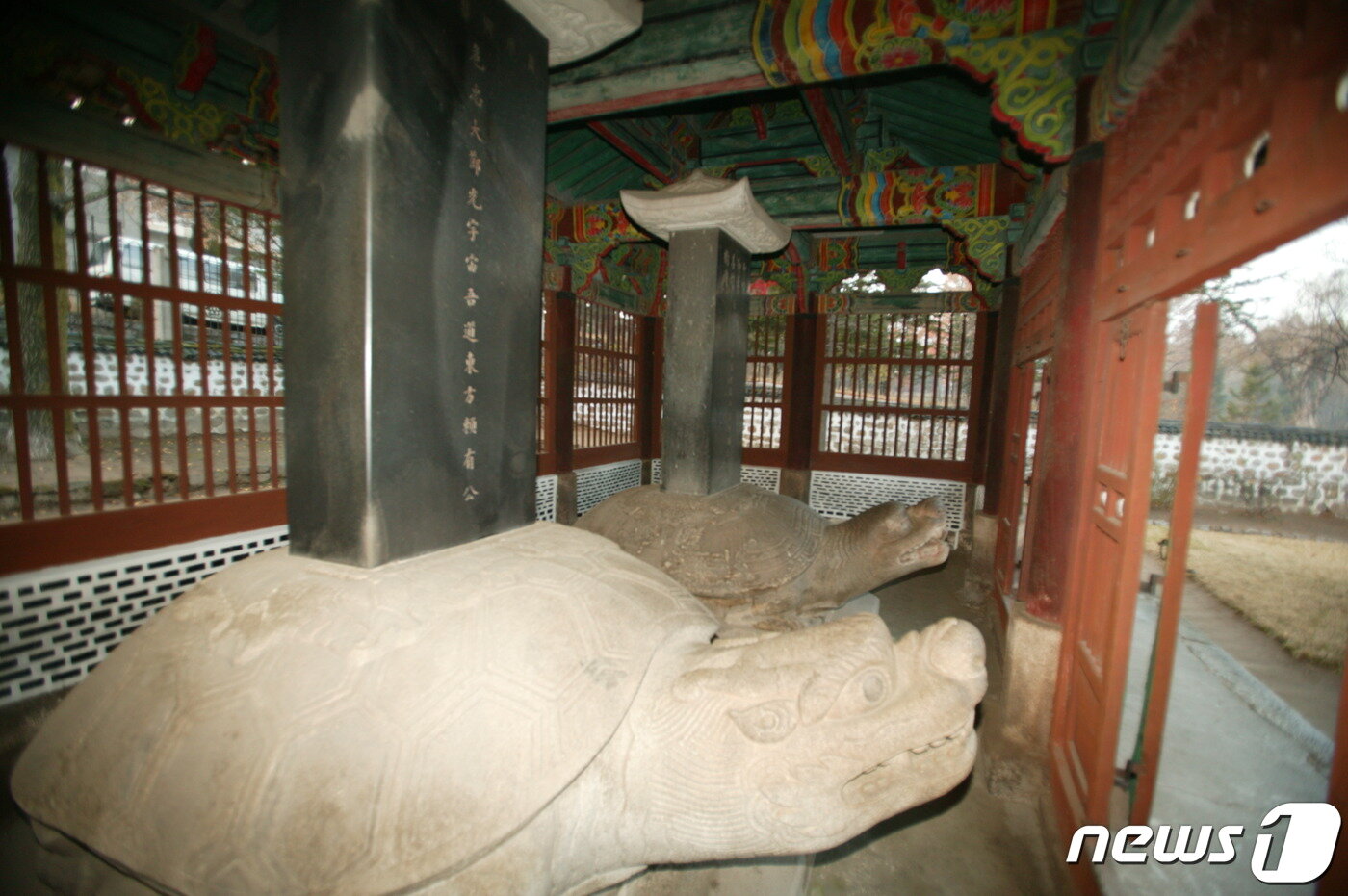 본문 이미지 - 표충각 안의 표충비. 사진 앞쪽의 것은 1740년(영조 16)에 세웠고, 위쪽의 것은 1872년(고종 9)에 세웠다. (미디어한국학 제공) 2021.02.06.ⓒ 뉴스1