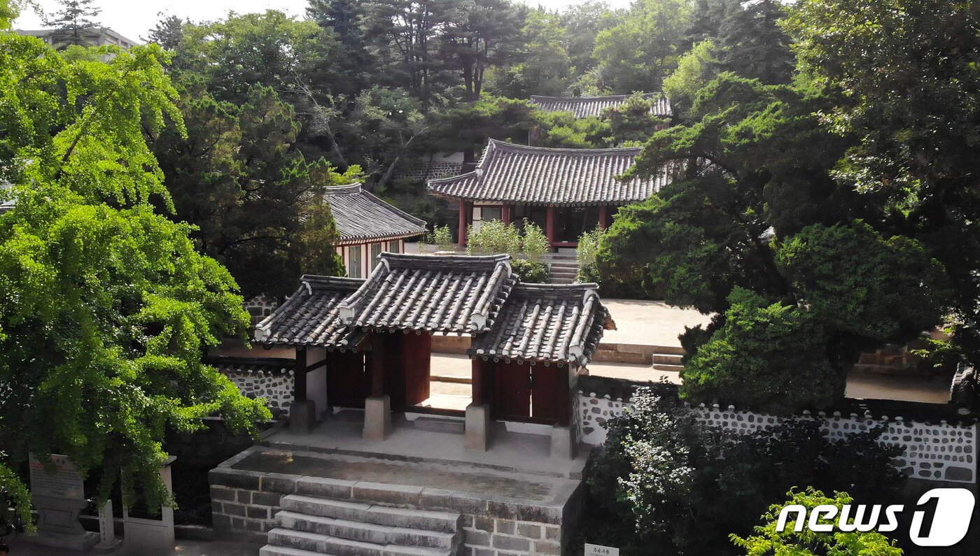 본문 이미지 - 숭양서원 출입문인 외삼문 전경. (미디어한국학 제공) 2021.02.06.ⓒ 뉴스1