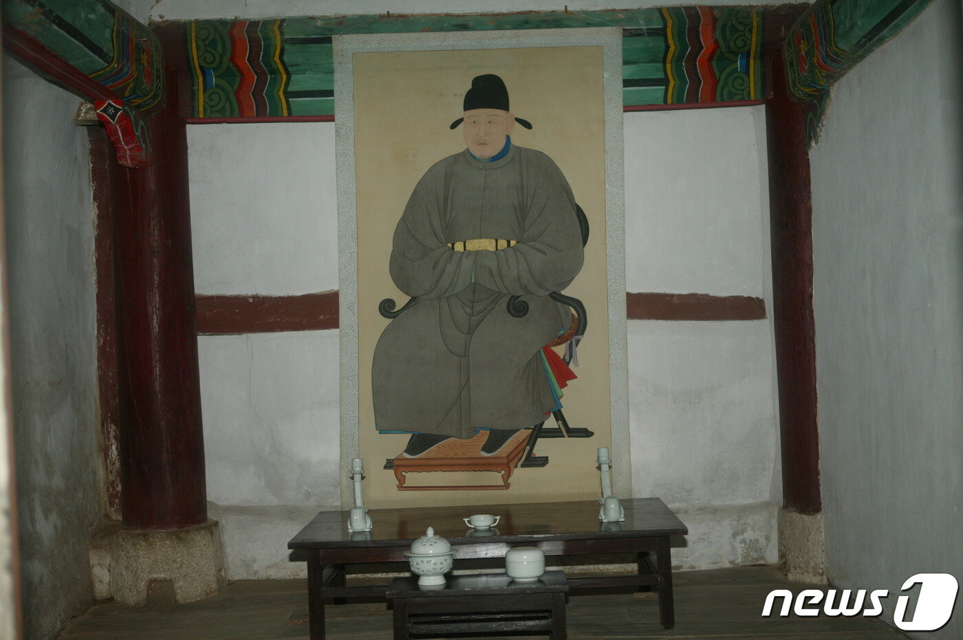 본문 이미지 - 숭양서원 사당 안에 있는 정몽주의 초상화. (미디어한국학 제공) 2021.02.06.ⓒ 뉴스1
