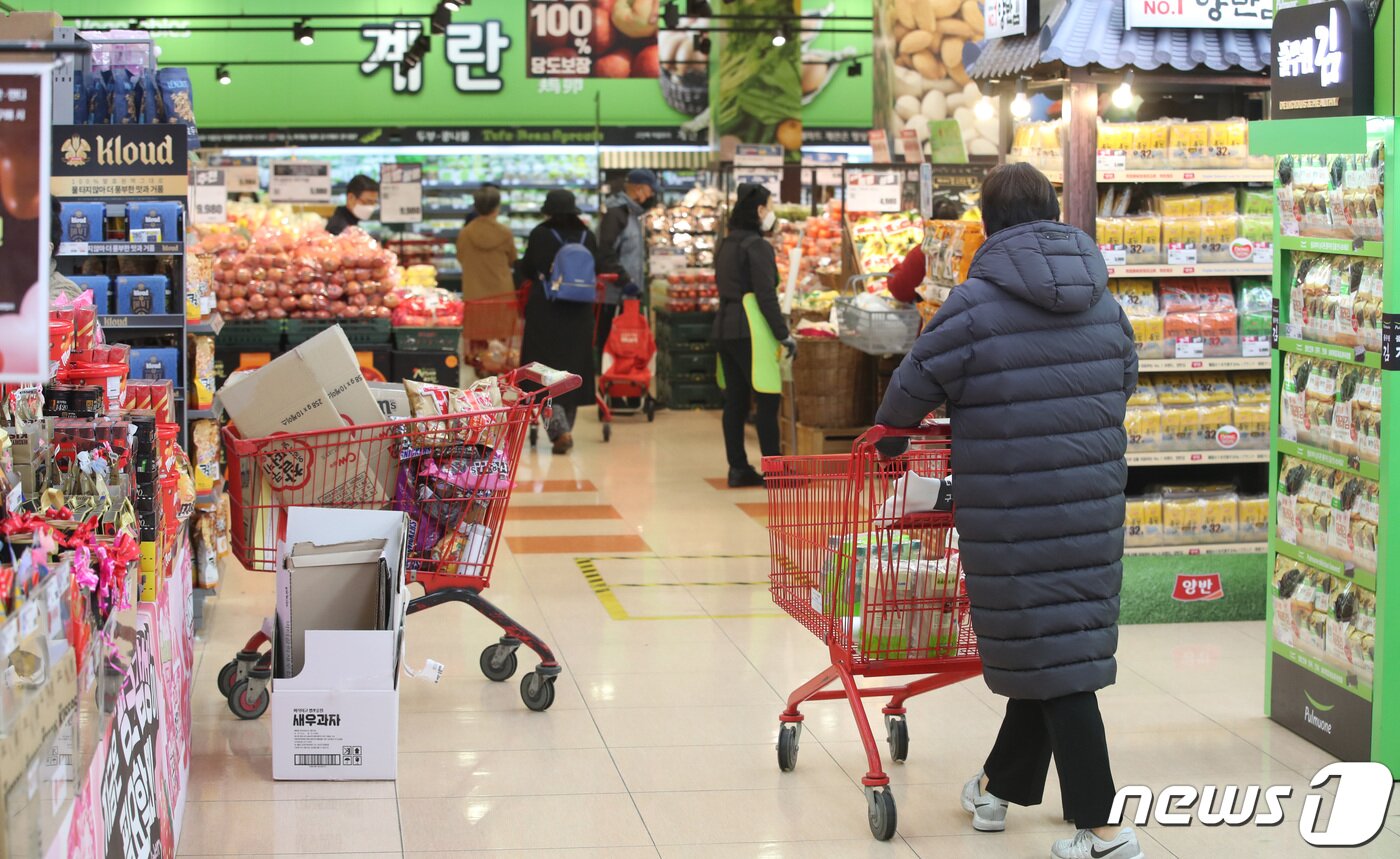 본문 이미지 - 5일 오후 서울 시내의 한 대형마트에서 시민들이 장을 보고 있다. ⓒ News1 임세영 기자