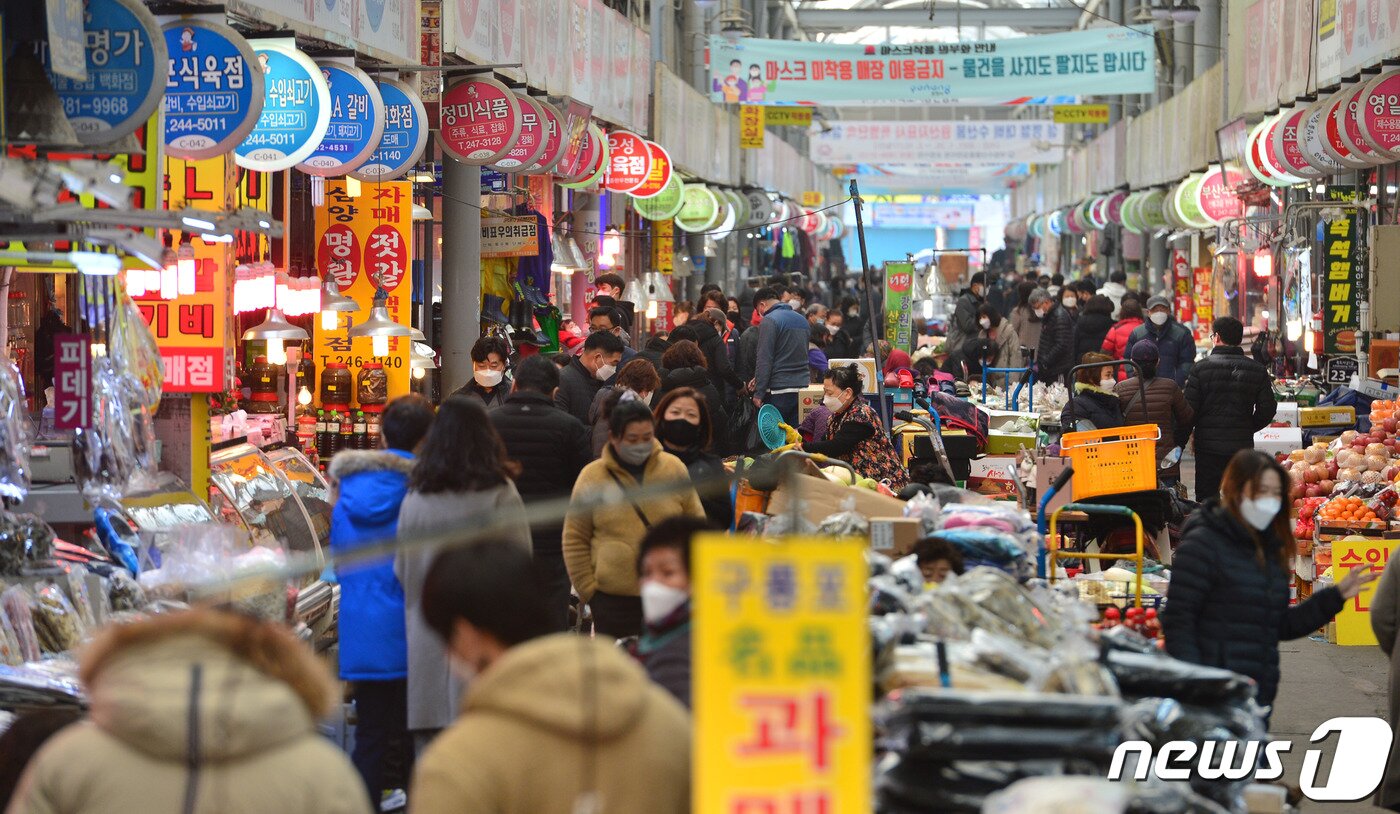 본문 이미지 - 설 명절을 앞둔 마지막 휴일인 7일 경북도내 최대 전통시장인 포항죽도시장 건어물 골목에는 평소 주말과 비슷한 모습을 보이고 있다. 2021.2.7/ⓒ 뉴스1 최창호 기자