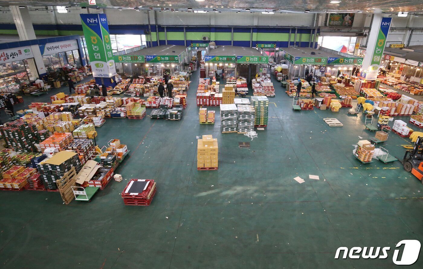 본문 이미지 - 설 명절을 나흘 앞둔 7일 오후 대전 유성구 노은농수산물시장 청과시장에서 주말을 맞아 시민들이 장을 보고 있다. 2021.2.7/뉴스1 ⓒ News1 김기태 기자