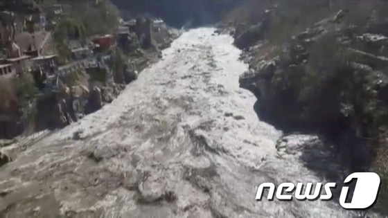 The river’Warr’ off the Himalayan glacier in India…  200 missing (total)
