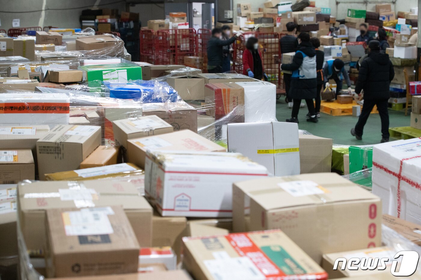 본문 이미지 - 민족 대명절 설을 앞둔 9일 오전 서울 송파우체국에서 집배원 등 직원들이 택배를 분류하고 있다. 2021.2.9/뉴스1 ⓒ News1 이재명 기자