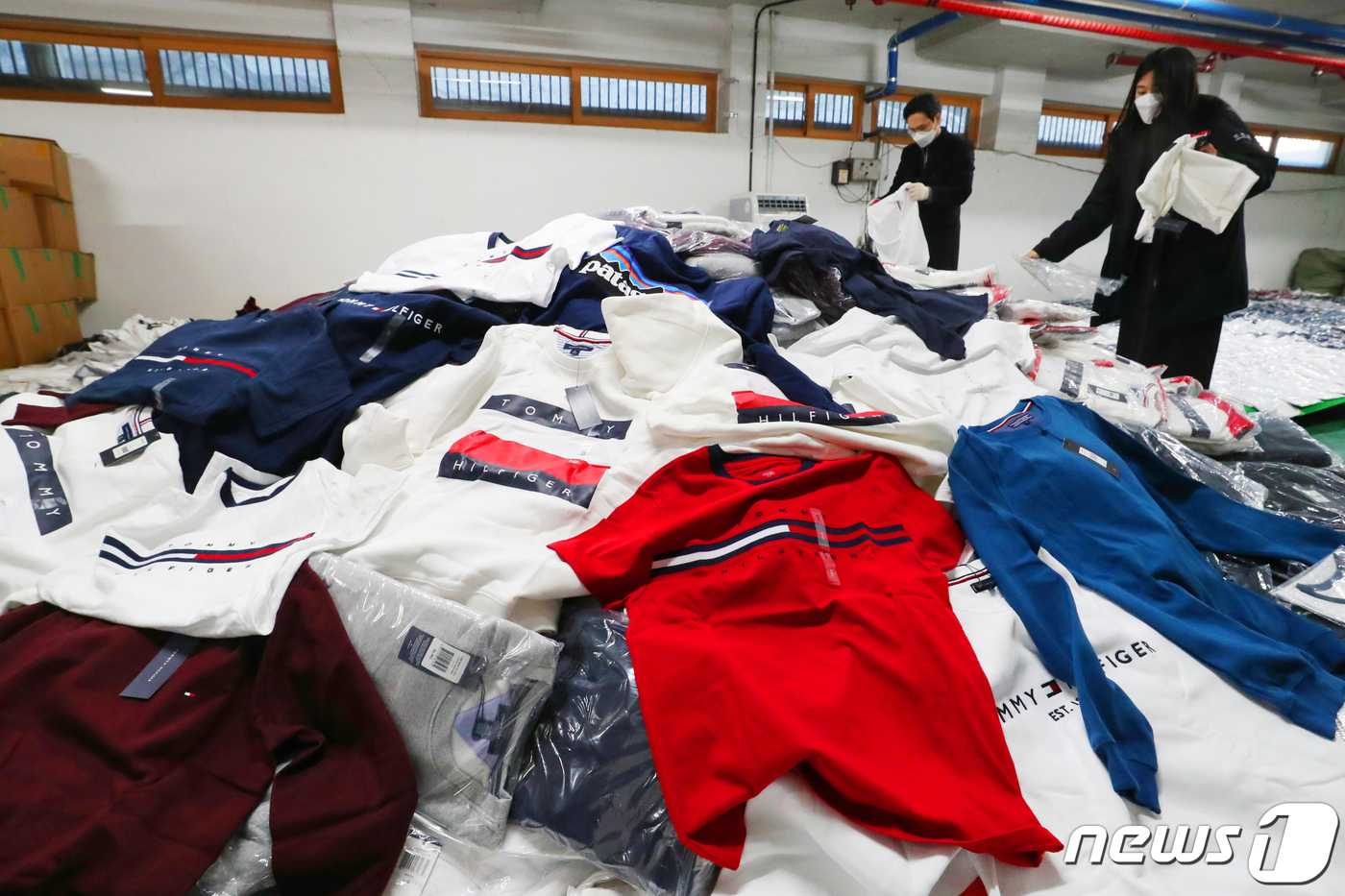 (서울=뉴스1) 민경석 기자 = 9일 오전 서울 강남구 서울본부세관에서 세관 관계자들이 압수된 해외 유명 의류 브랜드 가품을 공개하고 있다.검거된 피의자들은 신종 코로나바이러스 감 …